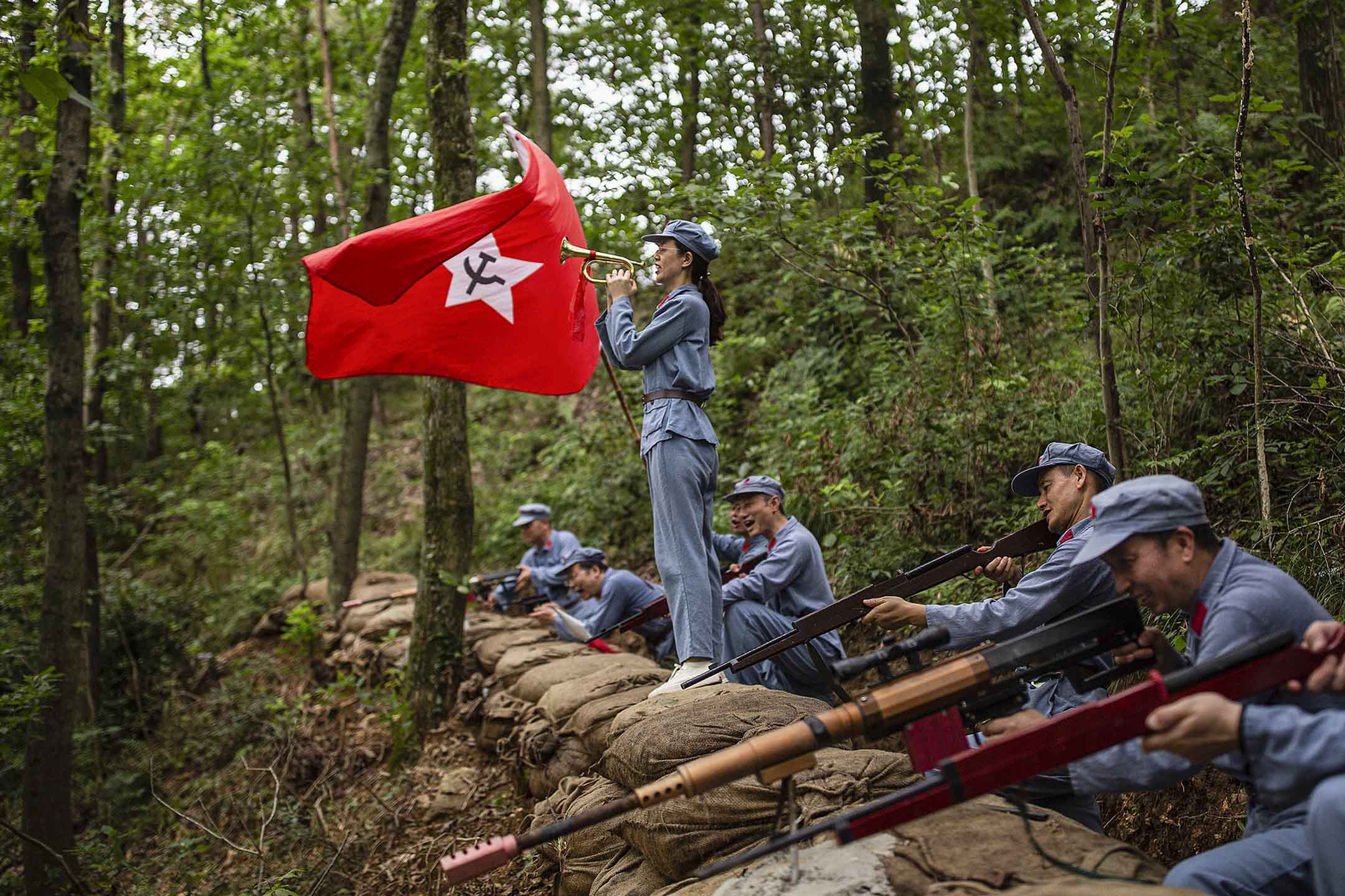 2021年6月26日，中國武漢，參與者身著紅軍制服在長征精神體驗園內。圖：Getty Images