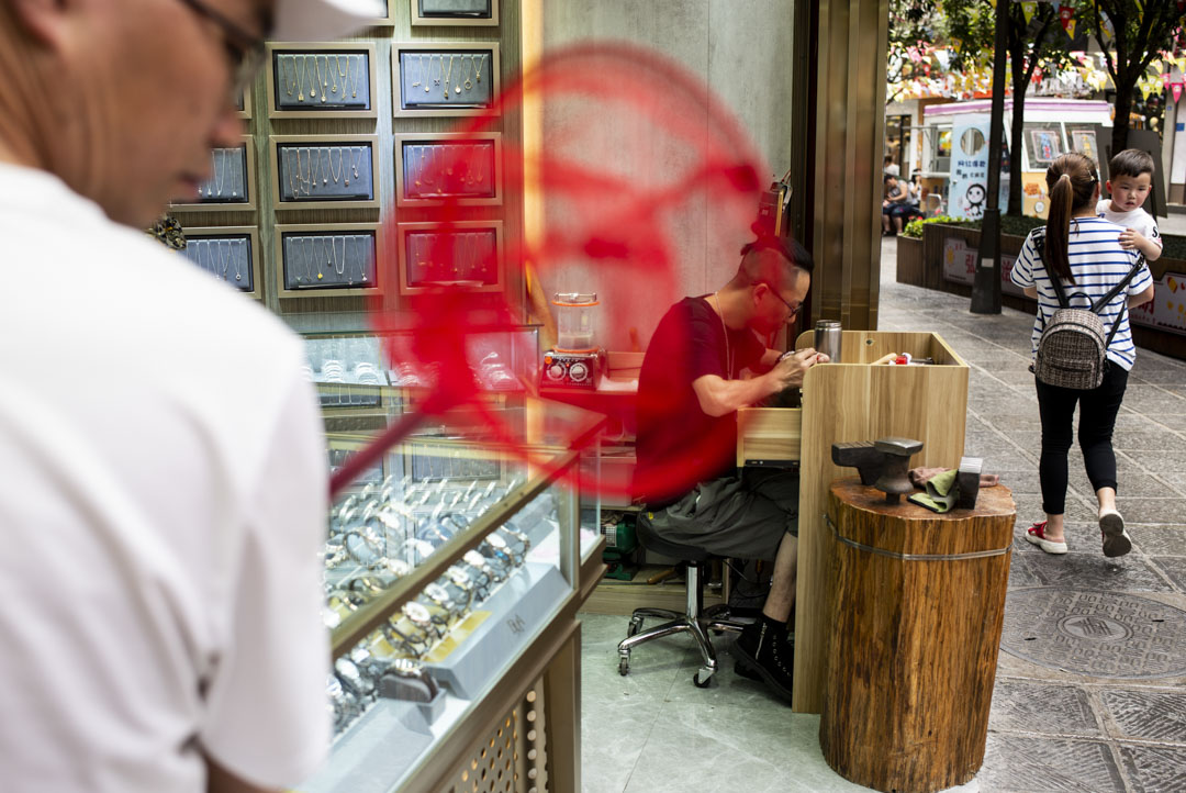 2021年5月30日,遵義市內一個修理鐘錶的店。