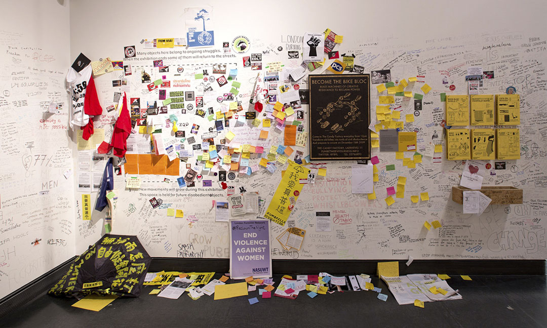 Disobedient Objects展覧展出世界各地抗爭運動中的物品,窺探普羅民眾扭轉權力弱勢、推動社會變革的示威物品。