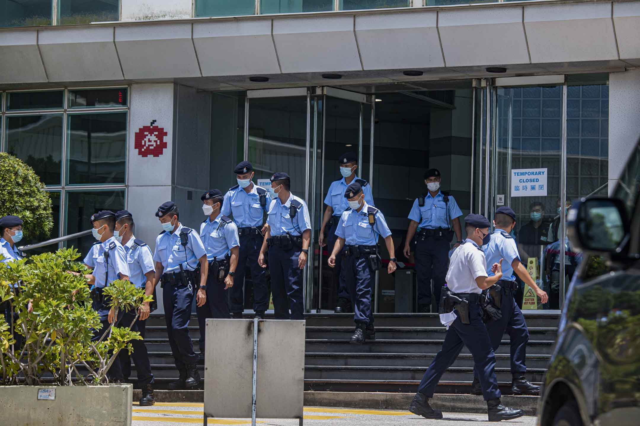 2021年6月17日,香港警方第一次運用港區國安法,獲得法庭手令,進入將軍澳蘋果大樓搜查新聞材料和設備。