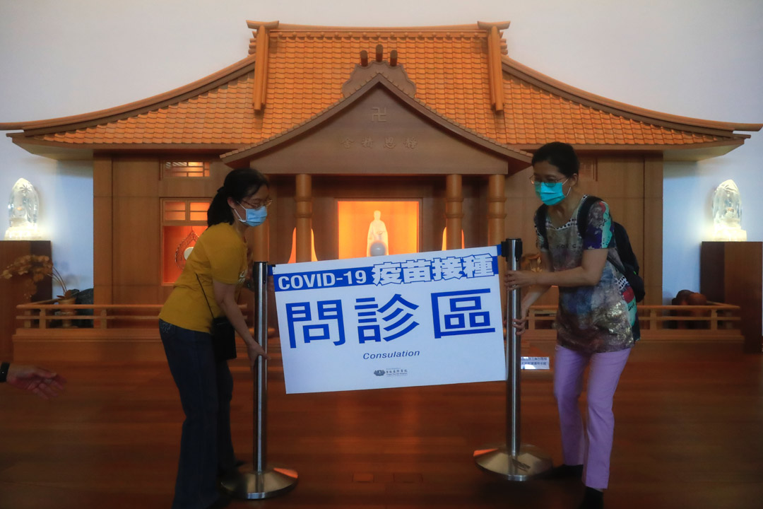 2021年6月14日台灣新北,醫院的醫務人員正在準備接種疫苗的區域。