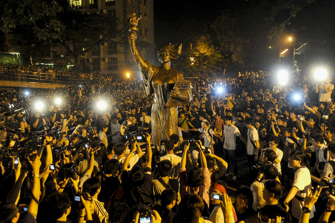 2010年6月4日,維園燭光晚會加入了「釋放劉曉波,支持零八憲章」和「反對政治打壓」兩個主題﹐大會宣佈共11萬3千人出席,晚會過後,中大學生會與逾千市民護送民主女神像進入中大,豎立於大學火車站對出的大學廣場。