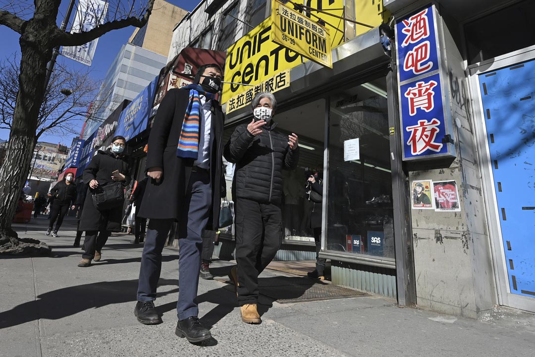 2021年2月25日纽约皇后区,纽约市市长民主党候选人杨安泽(左)和当地商人走在唐人街。