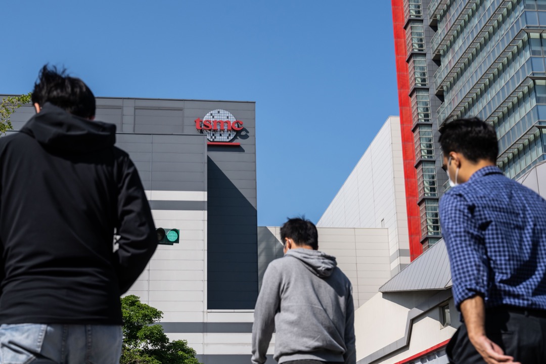 台灣新竹市台積電總部大樓外。