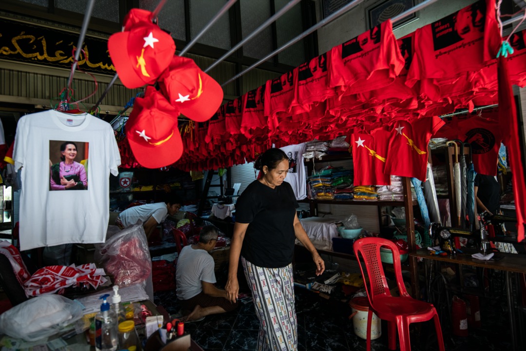 緬甸仰光一家印刷店掛著印有國務資政昂山素姬肖像的衣服。攝:Shwe Paw Mya Tin/NurPhoto via Getty Images