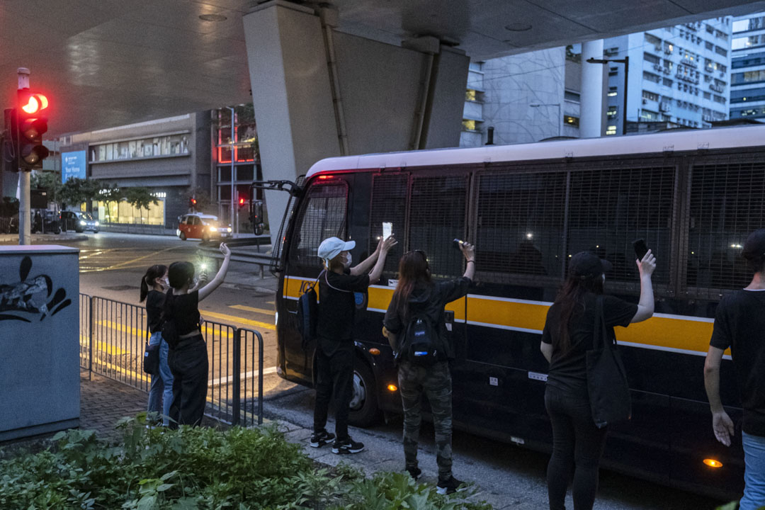 2021年6月29日西九龍裁判法院,一班支持者追著囚車,聲援因2019反修例運動被捕的被告。