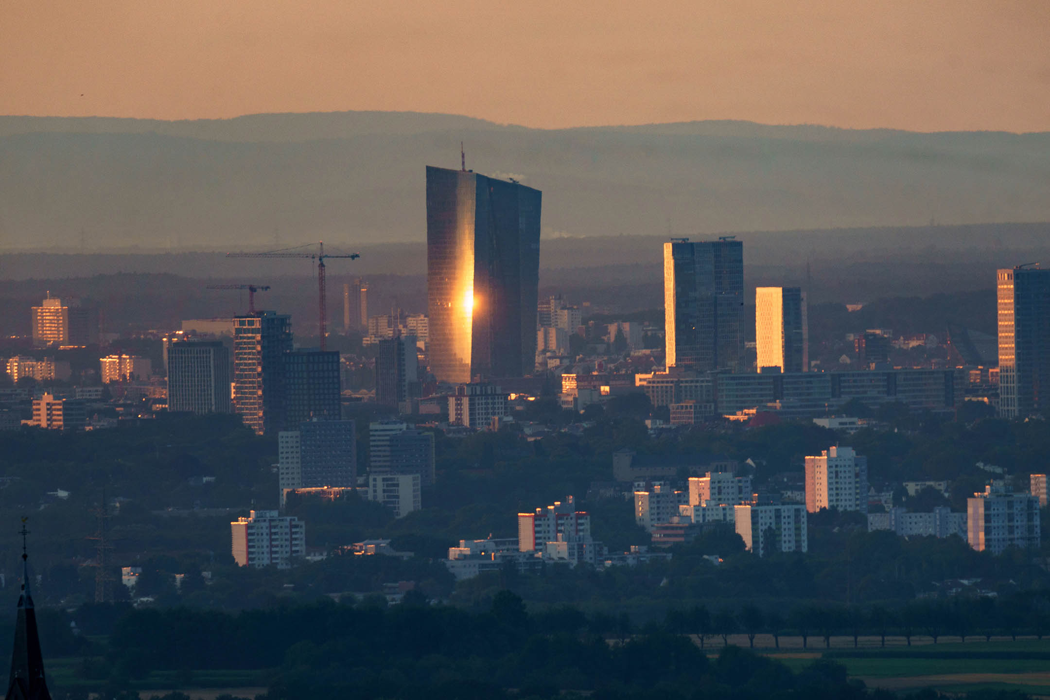 2021年7月29日德国黑森州,欧洲中央银行 (ECB) 总部的摩天大楼反射初升的阳光。