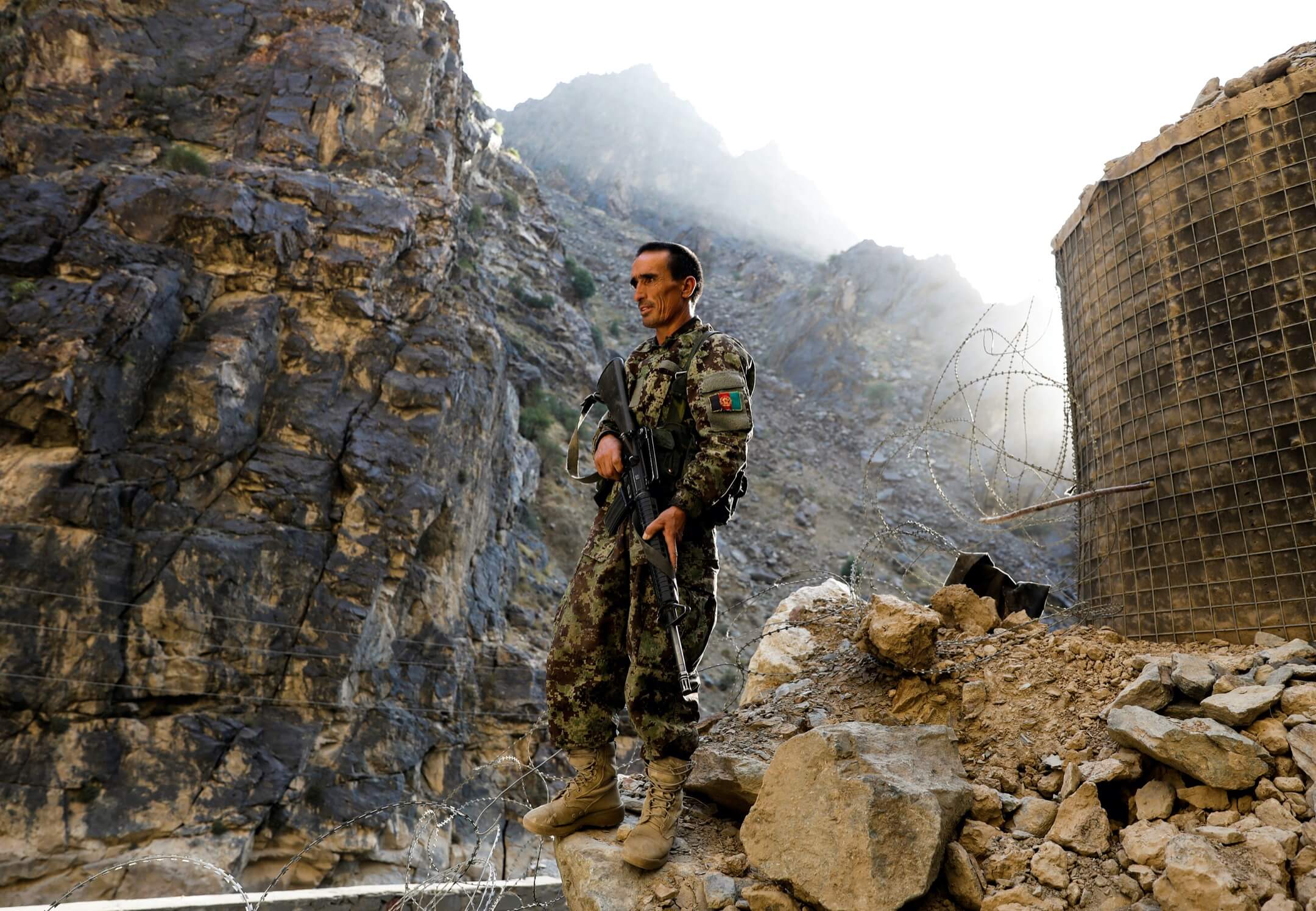 2021年7月8日,一名阿富汗國民軍士兵在賈拉拉巴德-喀布爾高速公路上站崗。