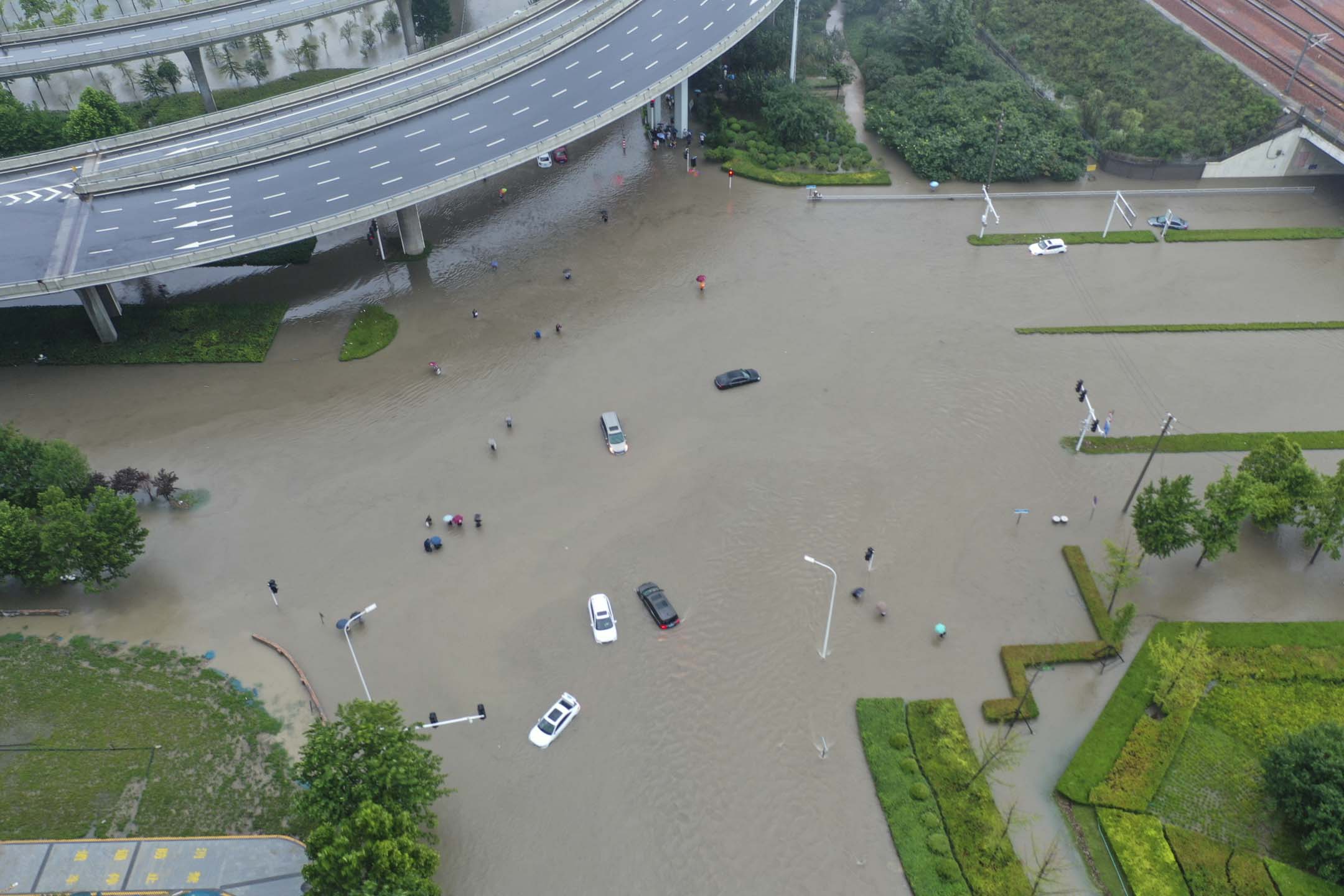 2021年7月20日,河南省鄭州市暴雨,鳥瞰下看到洪水中的車輛。