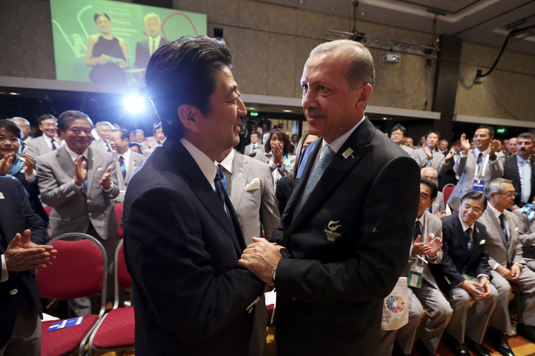 2013年9月7日阿根廷布宜諾斯艾利斯,日本首相安倍晉三(左)與土耳其總理埃爾多安握手,東京被授予成為2020夏季奧運會的主辦城市。