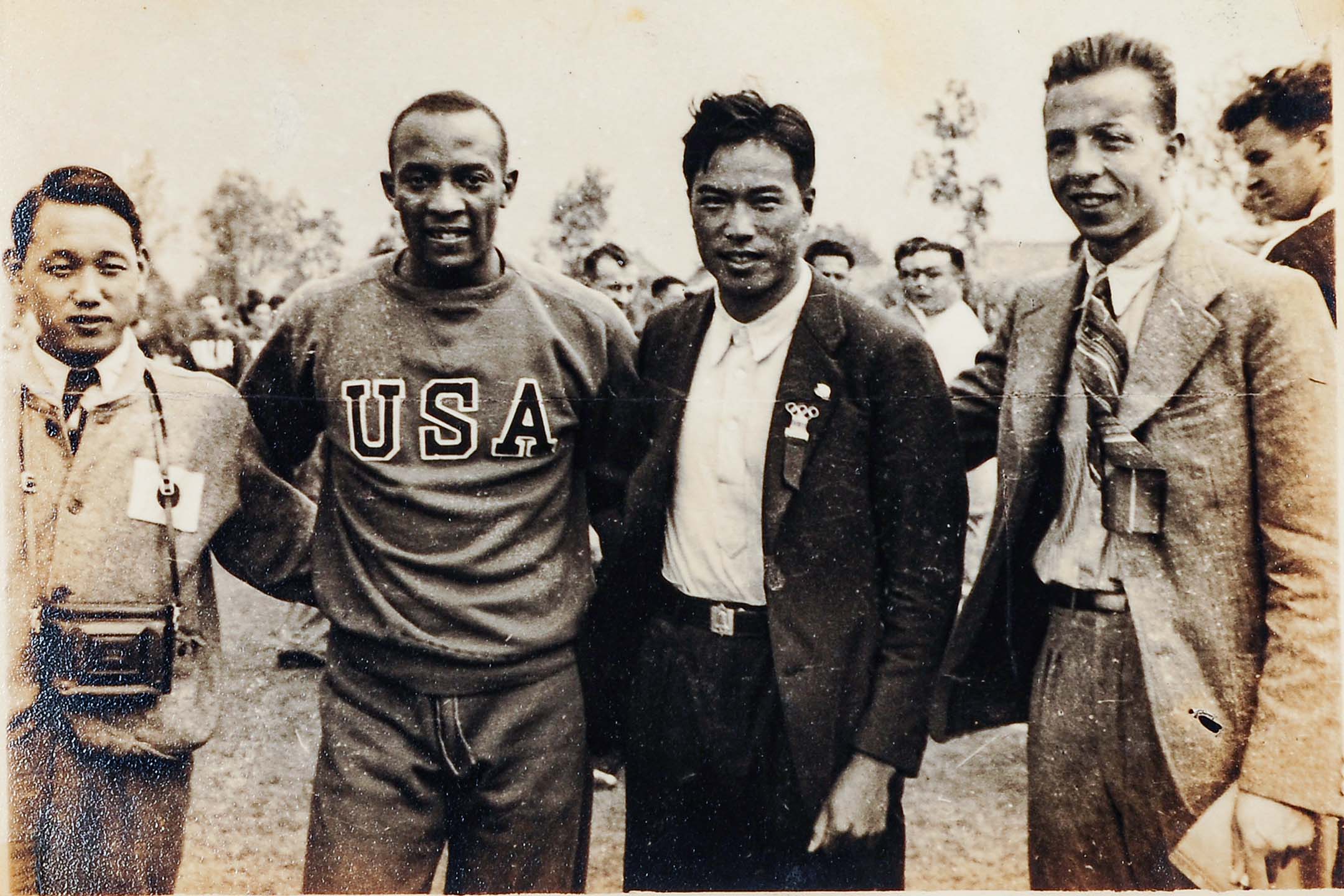 1936年第十一届柏林奥运会,张星贤(右二)与欧文斯合照。