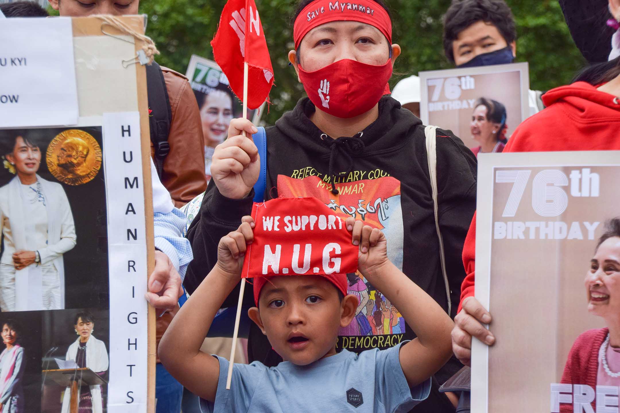 2021年6月19日英国伦敦,缅甸反政变示威期间,一个男孩在广场举著一面支持全国团结政府的小旗。