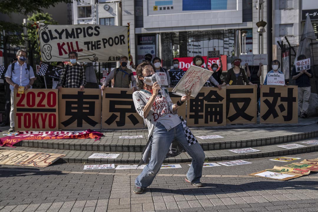 2021年5月23日日本東京,一名抗議者在對東京奧運會的示威活動中吶喊。