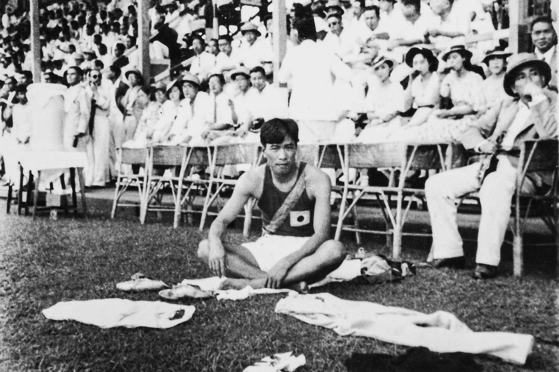 1936年印度,孟买友谊赛会场内的张星贤。