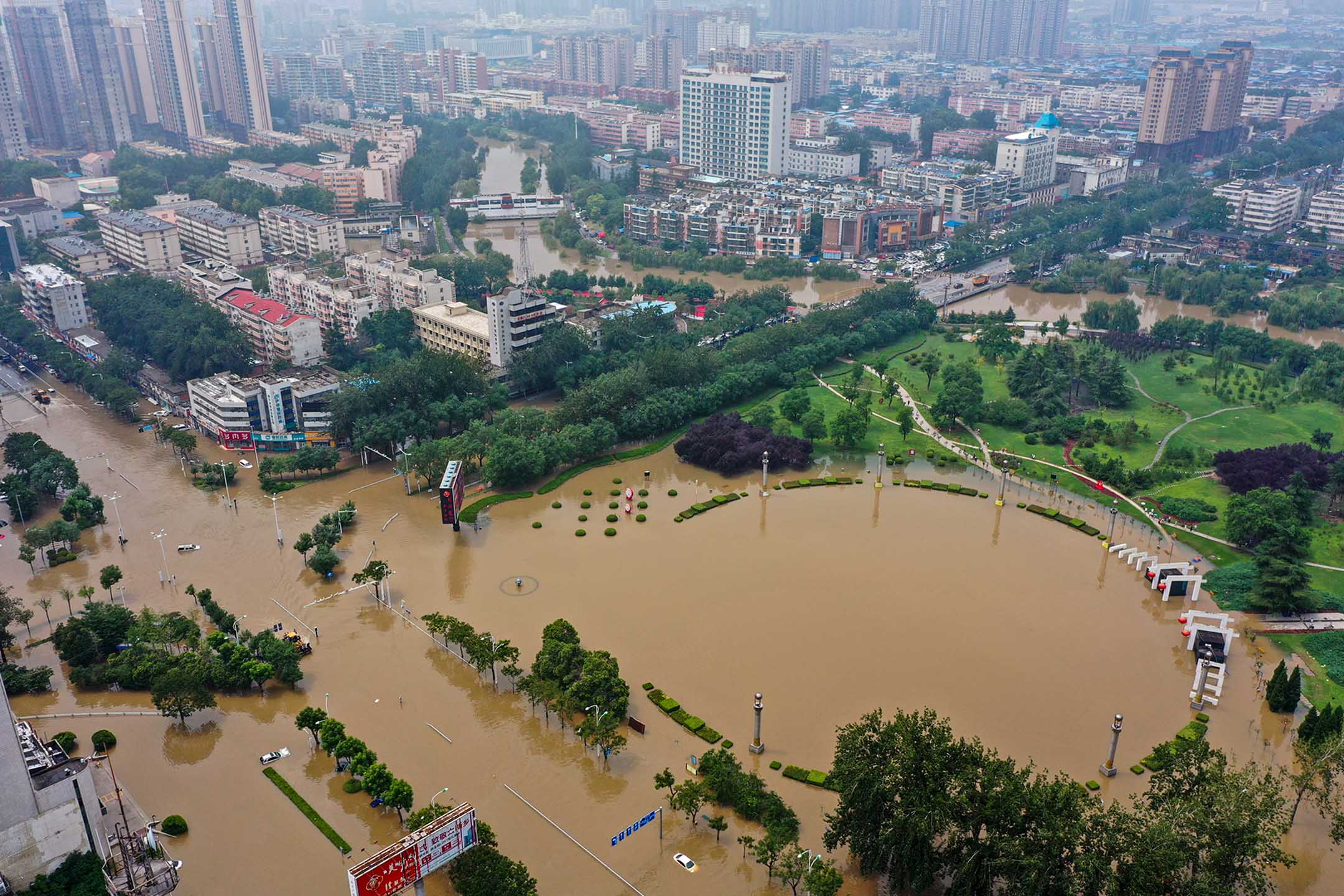2021年7月23日中国河南省新乡,暴雨后被洪水淹没的城市。