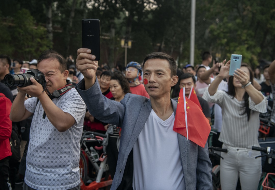 2019年10月1日,中華人民共和國成立70週年,北京天安門廣場有盛大活動慶祝國慶,有民眾在廣場附近一帶用手機拍攝。