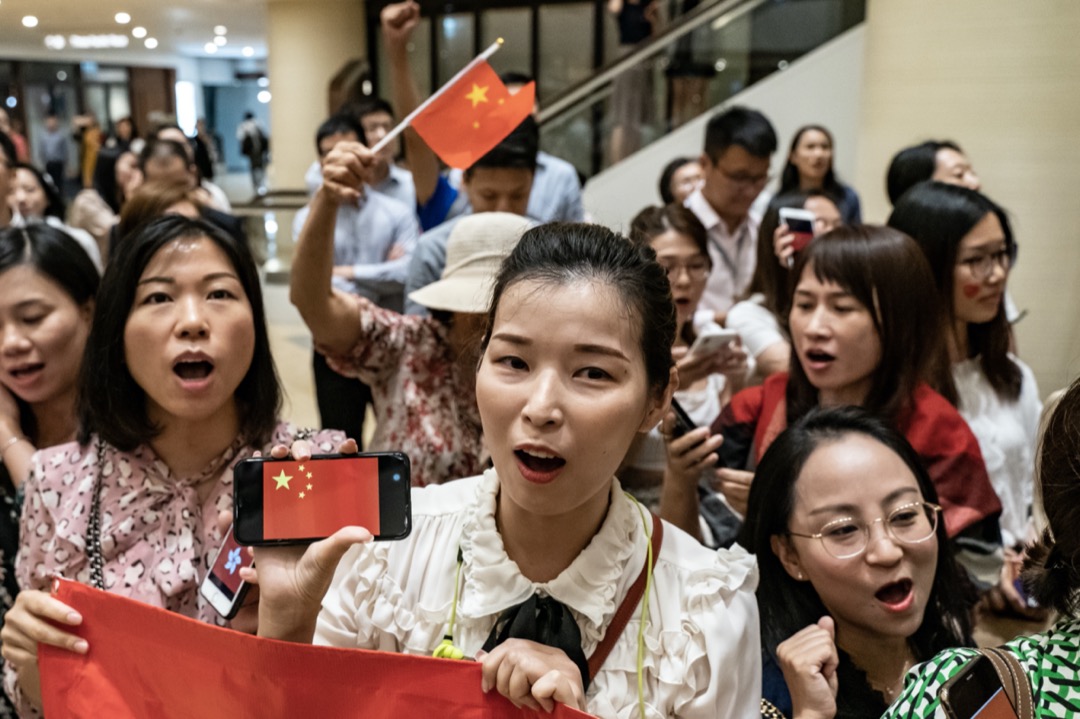 2019年9月24日,香港,反修例運動期間,有中國支持則在商場內揮動中國國旗和唱中國國歌。