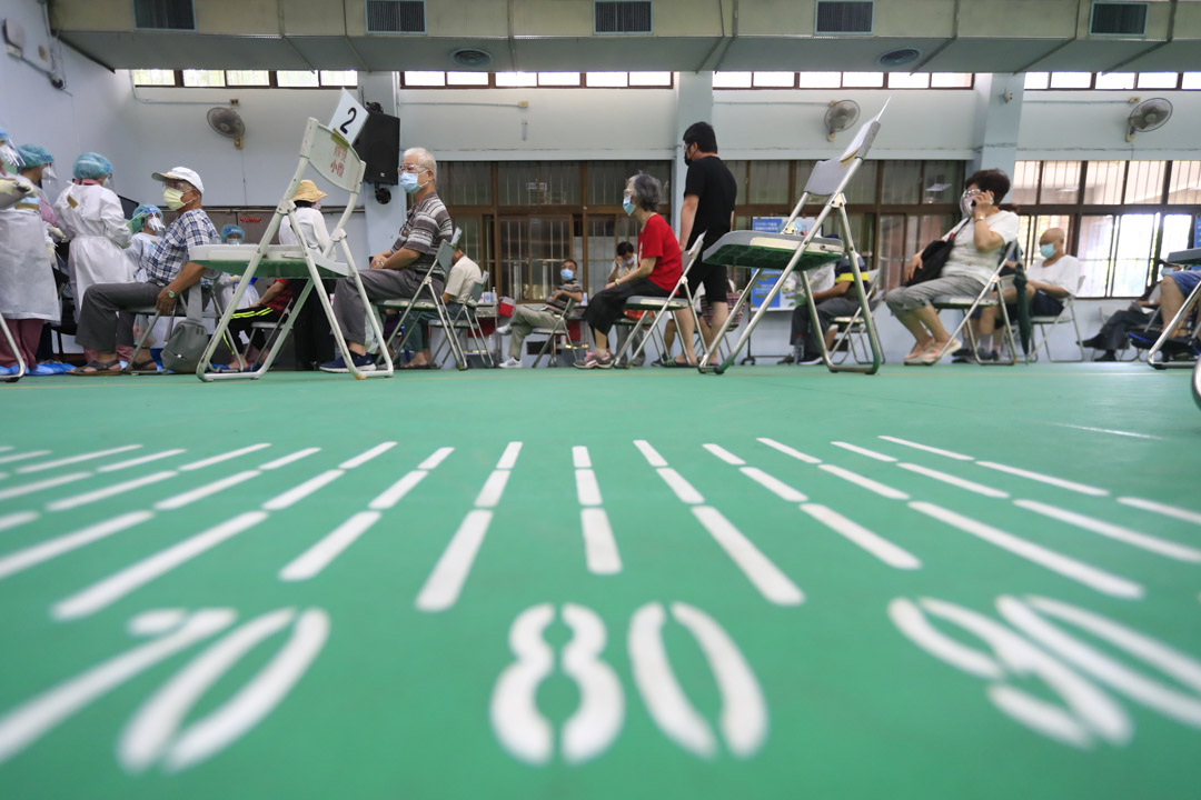 2021年7月5日,台北長者在疫苗接種中心等待接種新冠病毒疫苗。