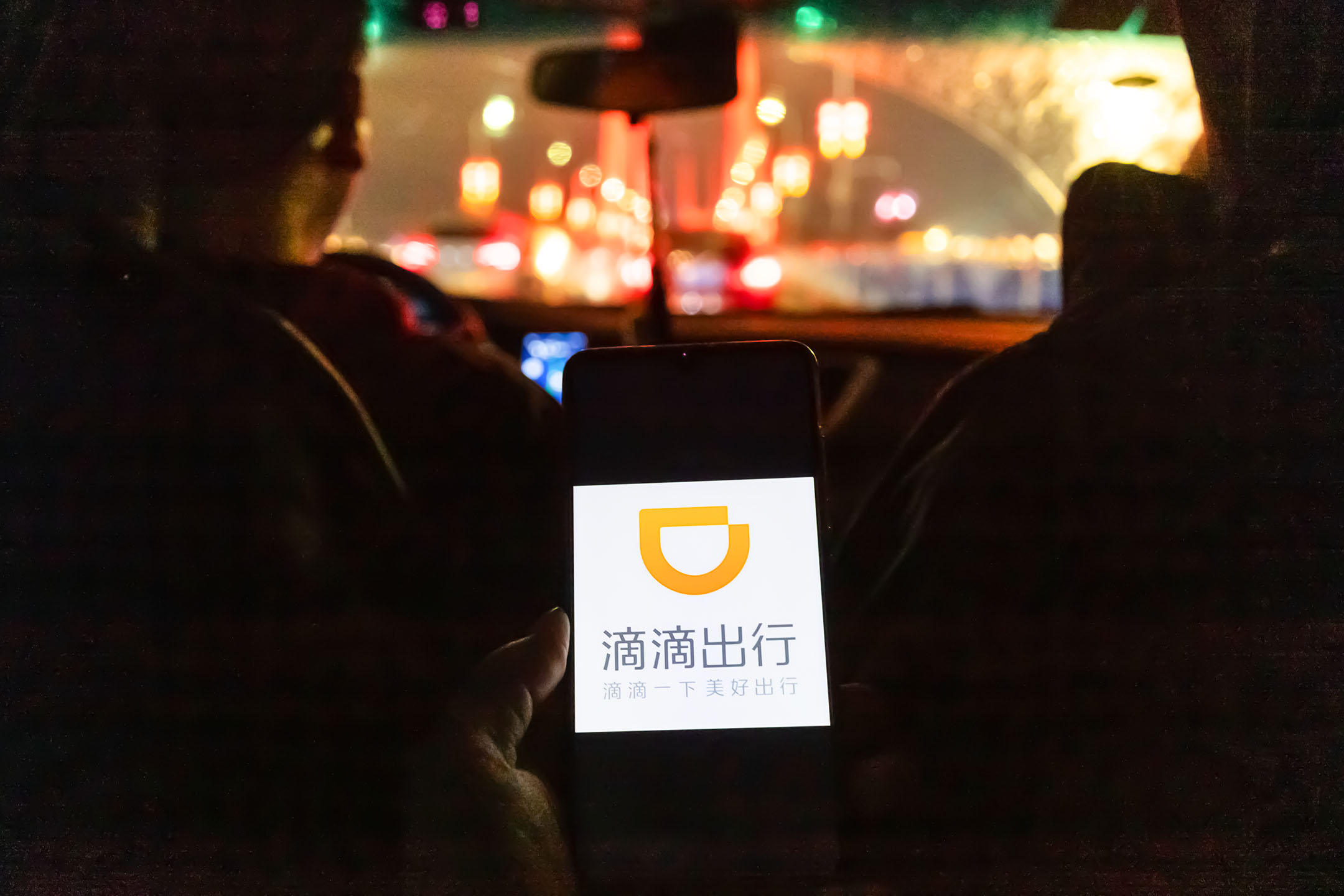 2021年7月4日中国南昌市,一名乘客手持显示滴滴打车应用程式的智能手机。图:Barcroft Media via Getty Images
