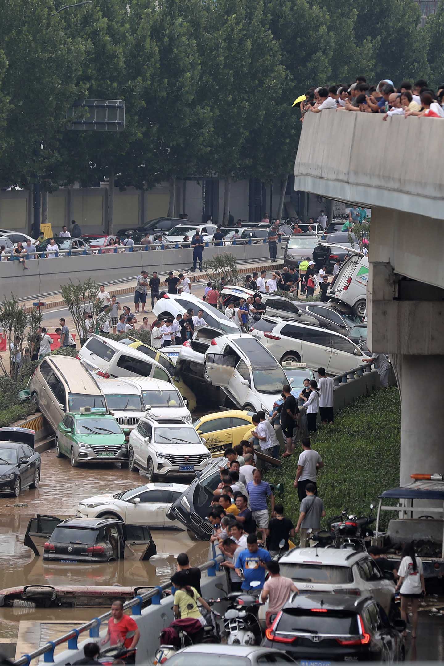 2021年7月22日中国郑州,高速公路隧道入口处,在洪水中损坏的汽车。