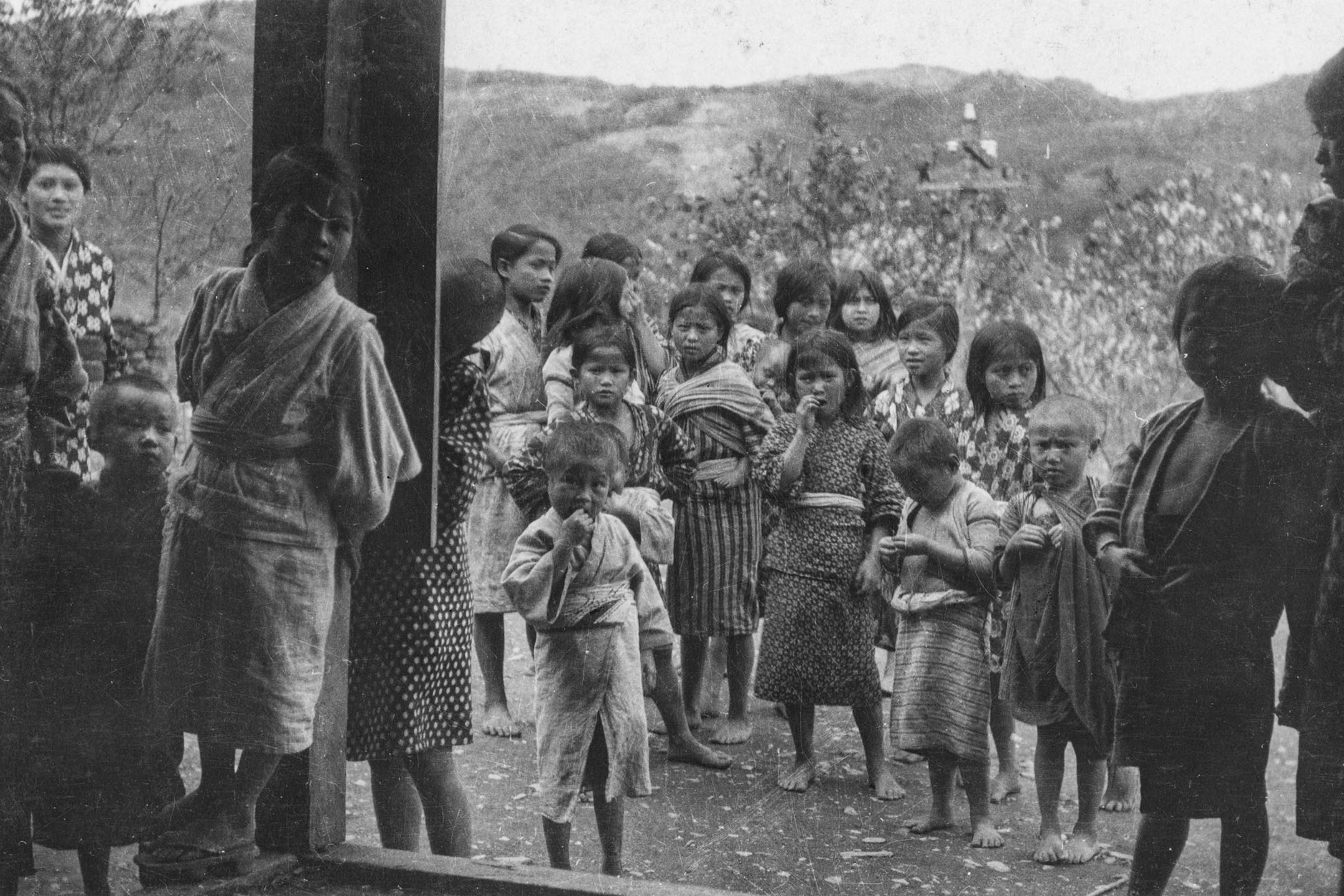 1926 年台湾,身著日式服装的儿童。