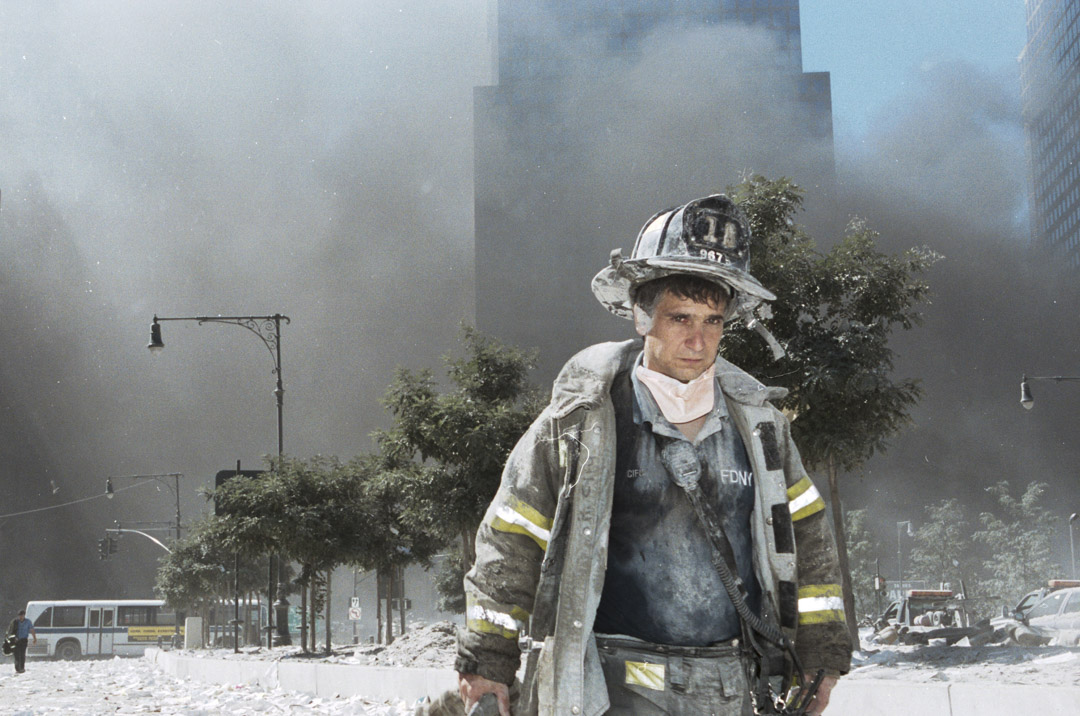 2001年9月11日,911事件,紐約市的世界貿易中心的雙子塔倒塌後,在災場的紐約市消防員。