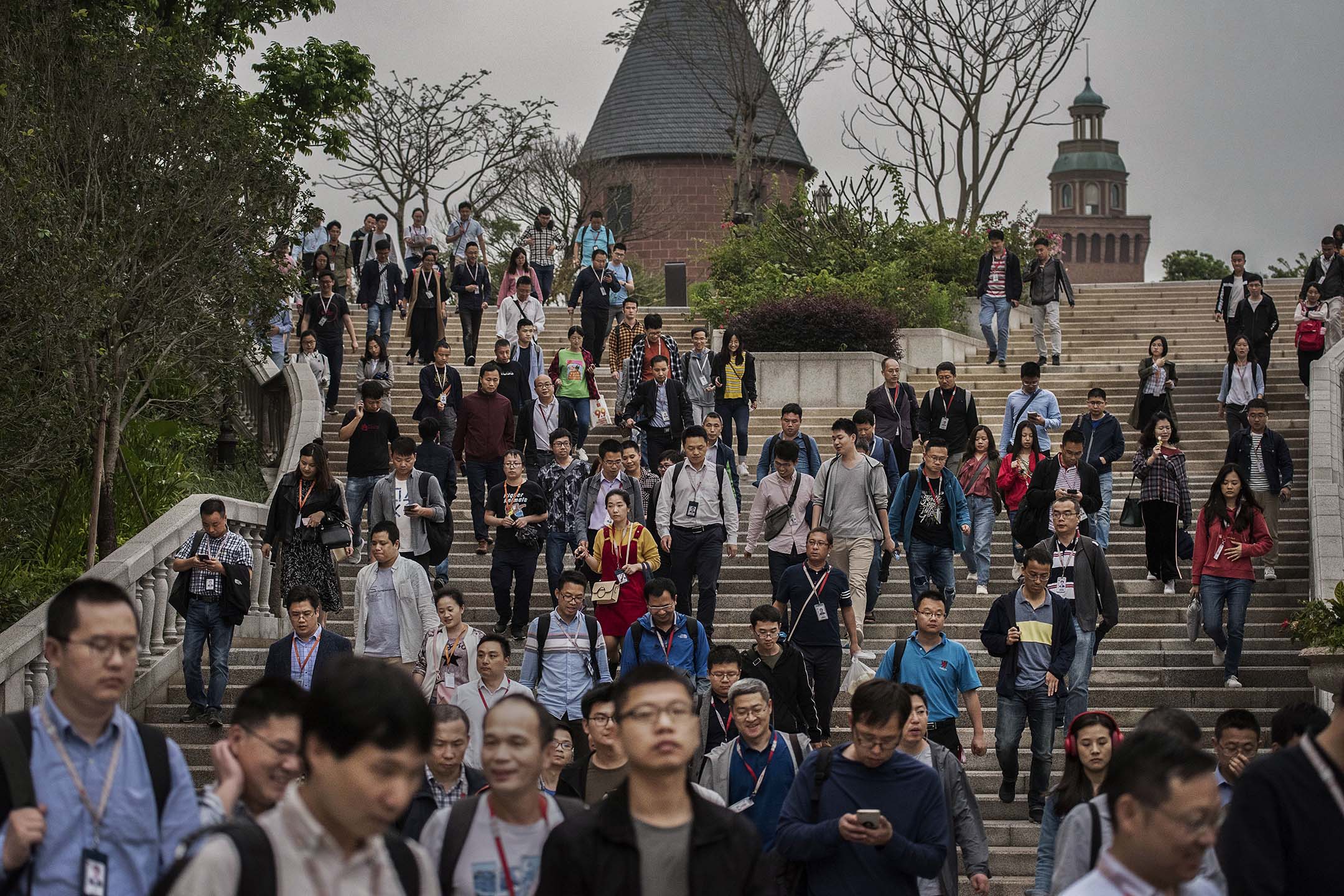 2019年4月12日中国东莞,华为员工在研发园区下班离开。