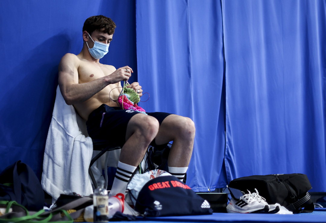 2021年8月7日,英國跳水選手Tom Daley在十米高台跳水決賽前織冷衫。