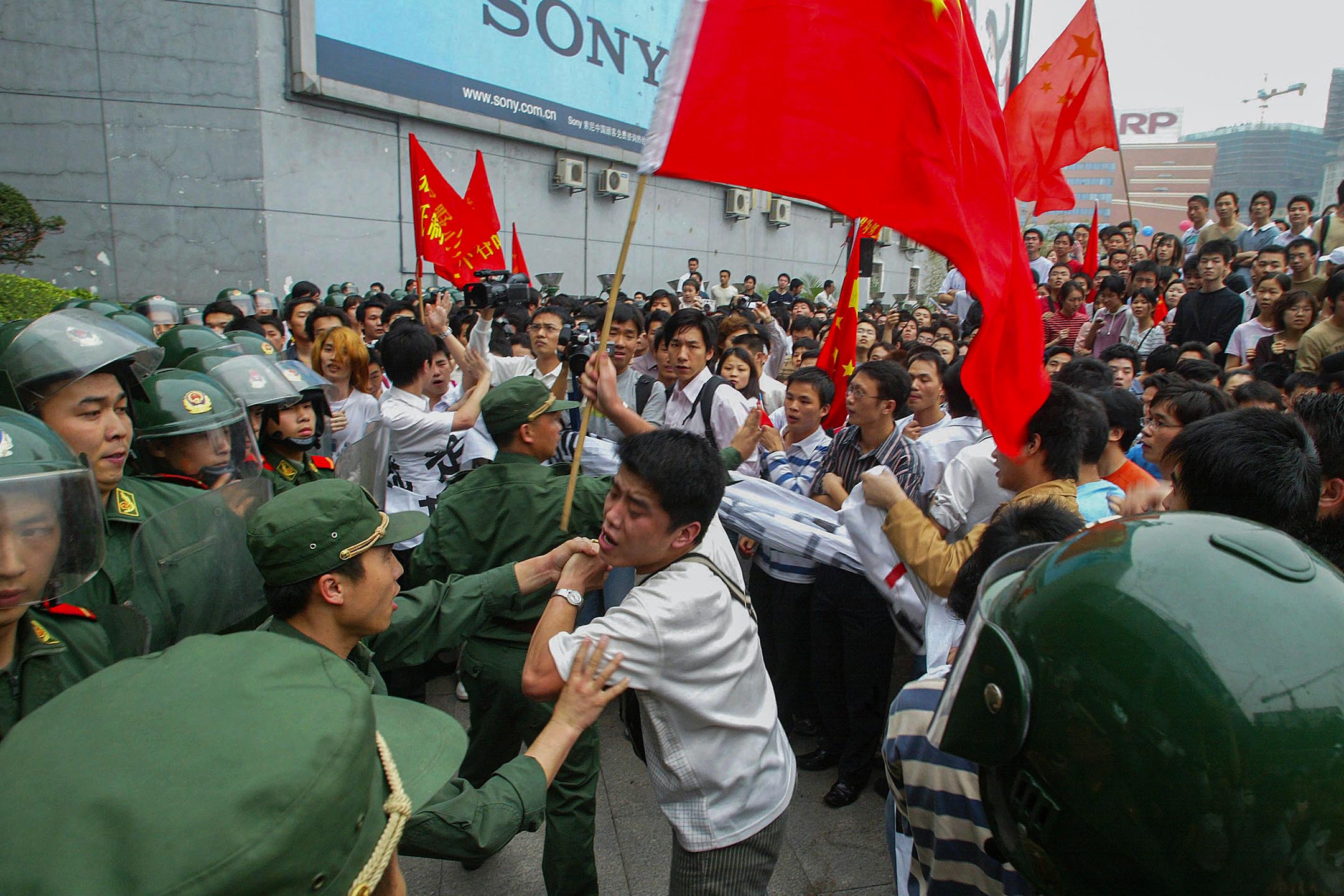 2005年4月10日中國廣州,中國示威者在反日集會期間試圖襲擊一家日資百貨公司時與警方發生衝突。