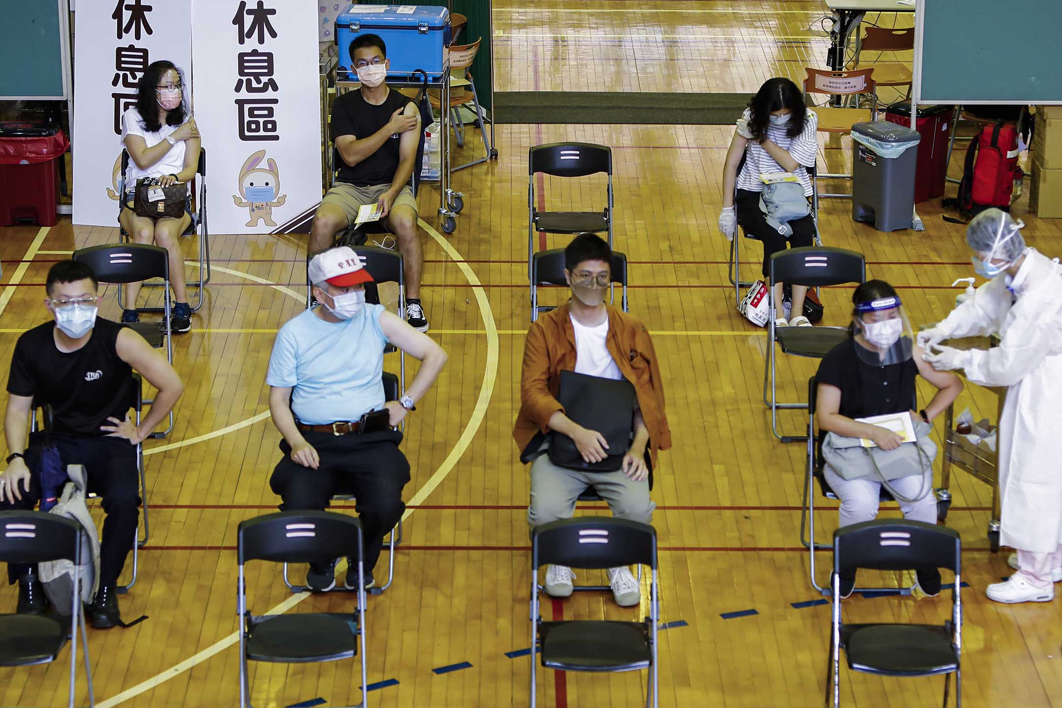 2021年7月21日台灣台北,人們在醫院內接種2019冠狀病毒的疫苗。