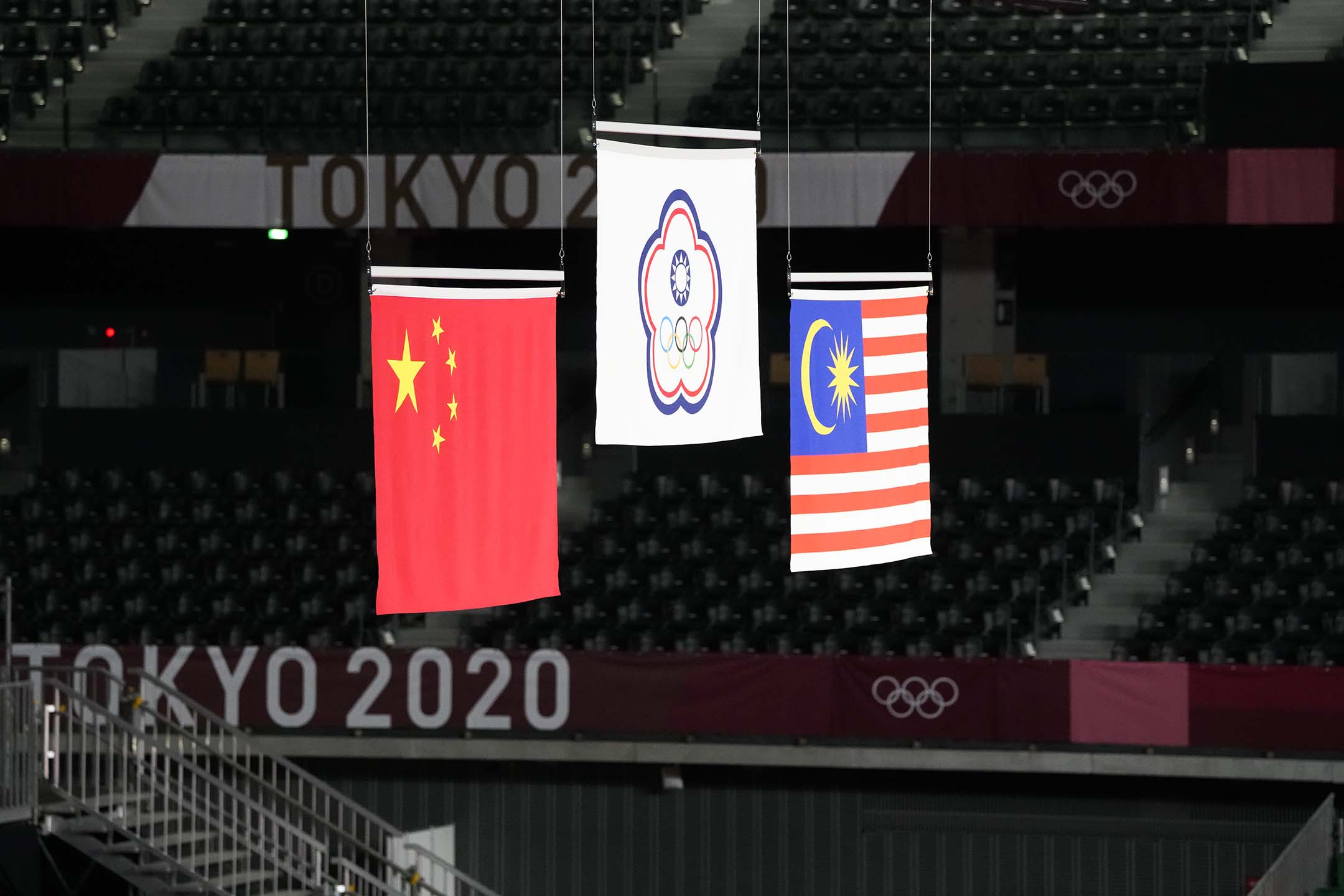 2021年7月31日日本东京奥运会男子双人羽毛球比赛奖牌仪式上,中华奥林匹克委员会会旗(中)。
