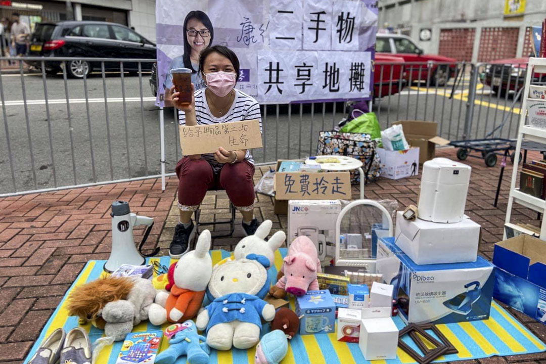 陳劍琴於社區內舉辦二手物共享地攤。