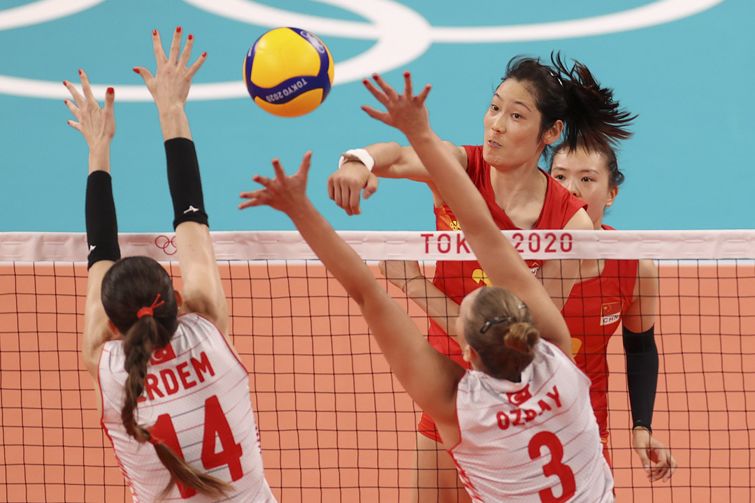 2021年7月25日,女子排球预赛中,穿2号球衣的中国队員朱婷在网前对阵土耳其队。