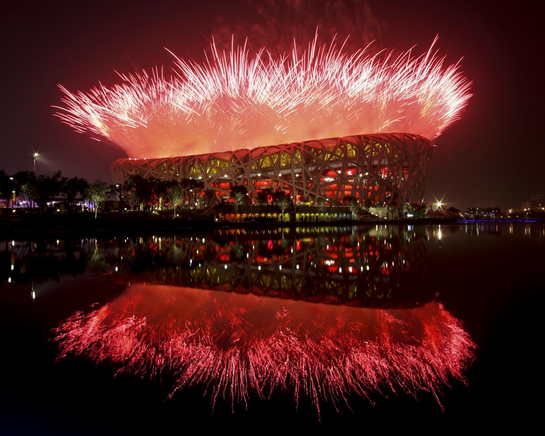 2008年8月8日,北京鳥巢舉行的奧運會開幕式上,煙花在上空盛放。