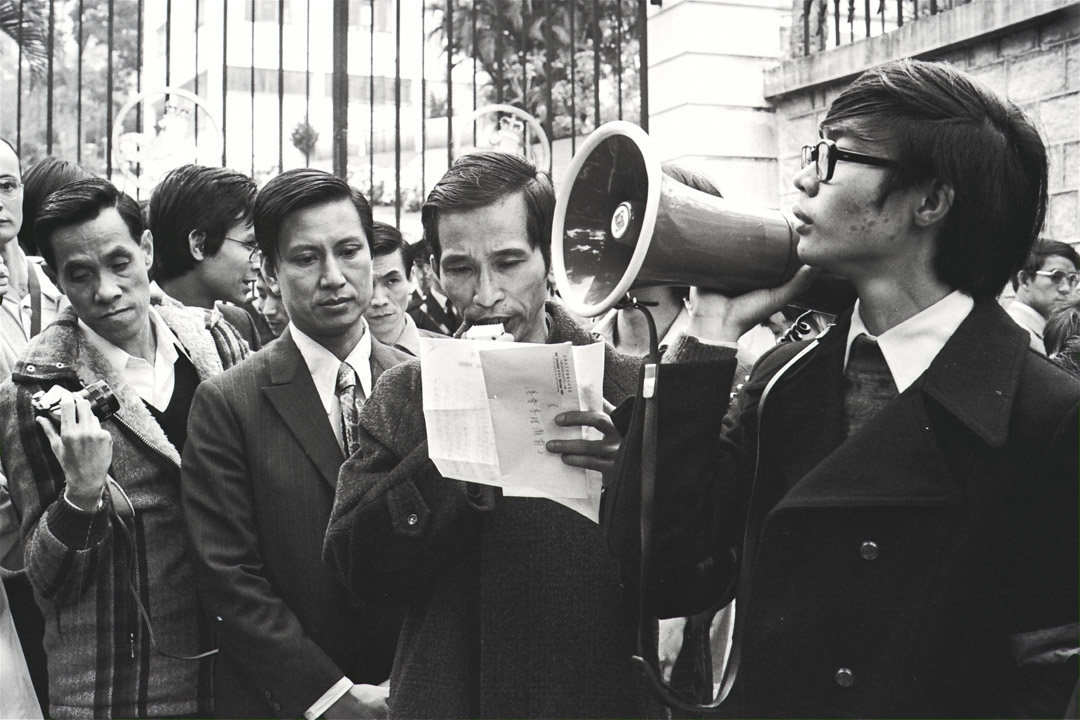 1973年,司徒華領導非學位教師罷課去爭取更高薪酬,在港督府朗門外讀一份呈交給總督的請願書。