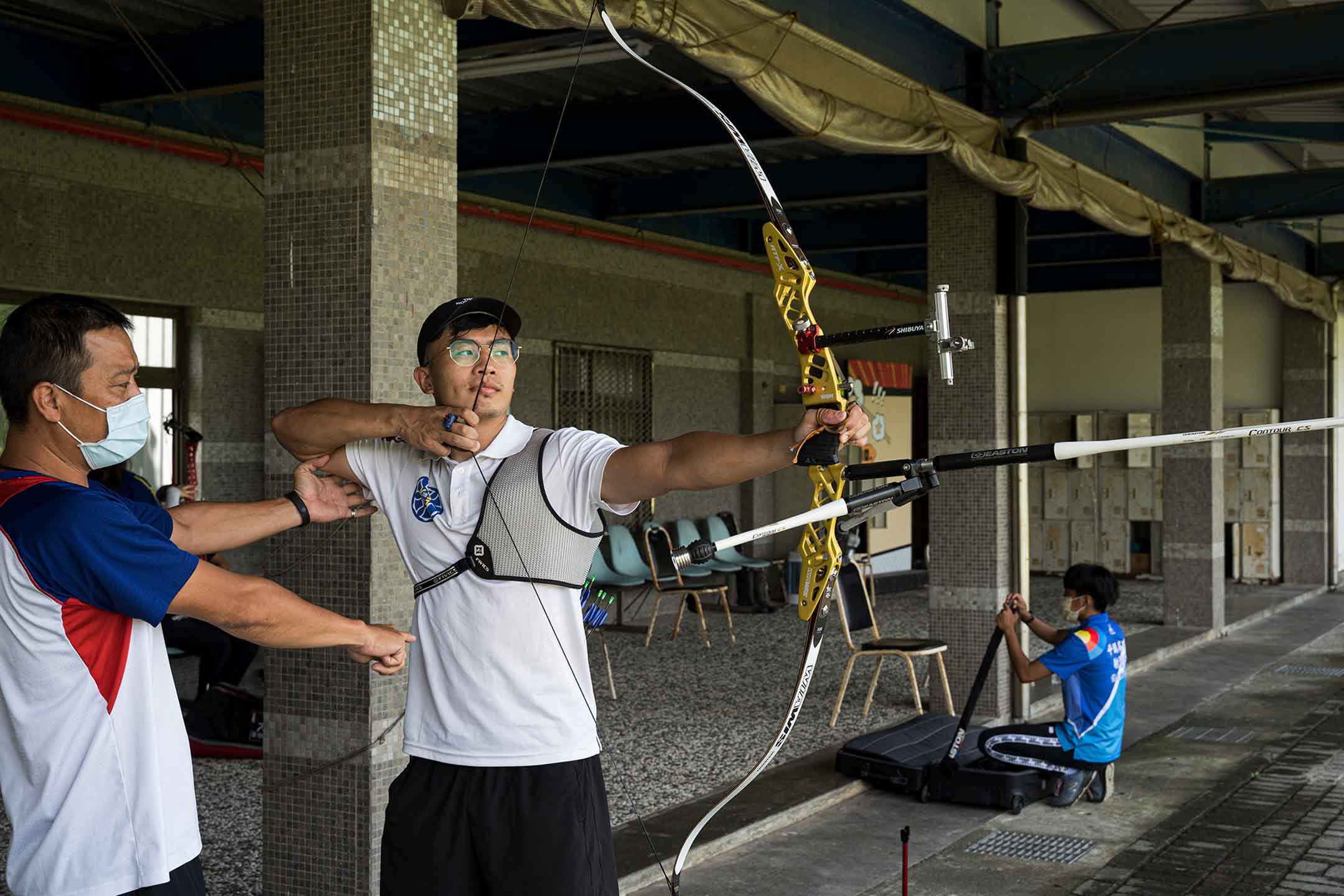 永豐高中射箭隊教練徐梓益(左)。