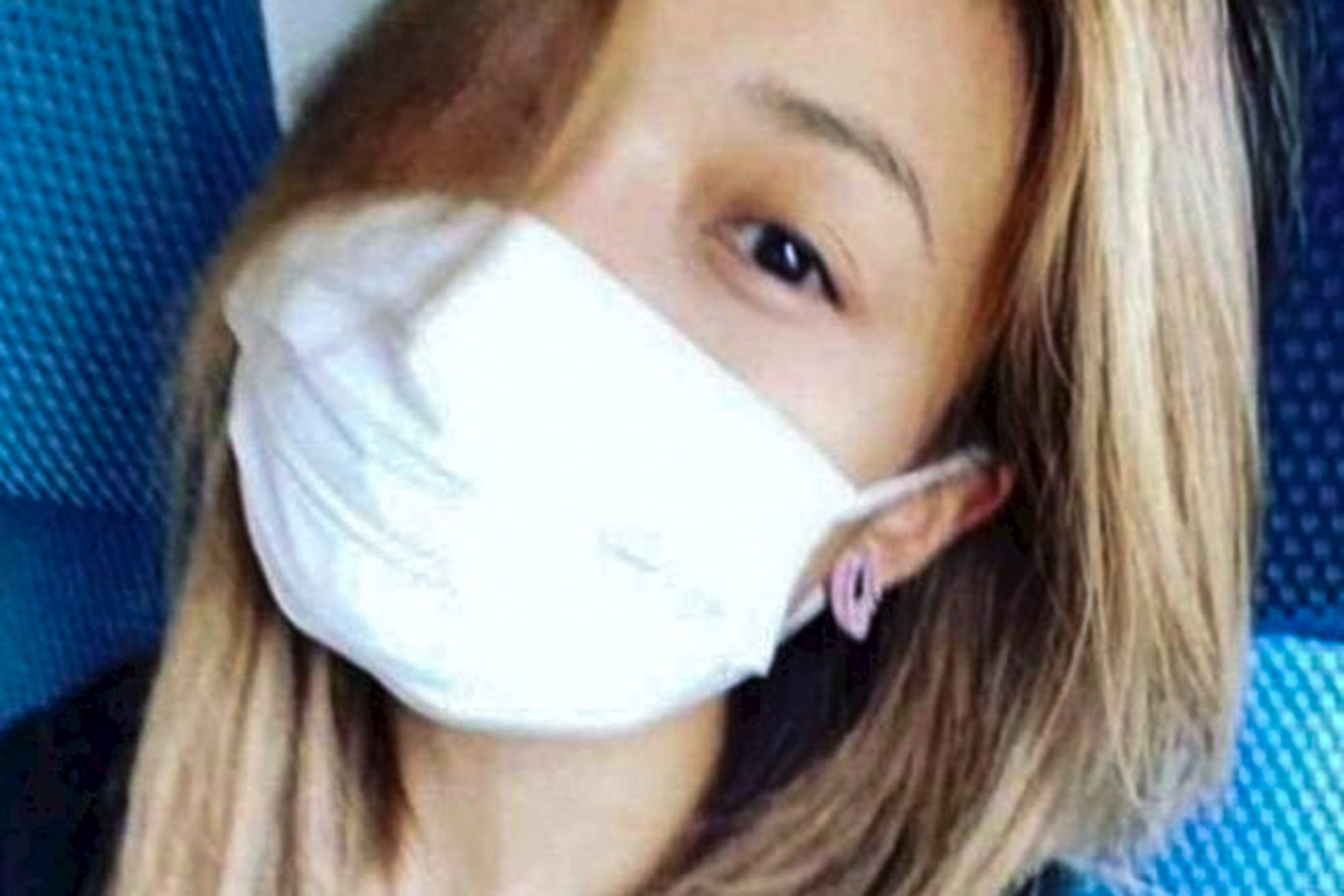 容祖儿遮眼戴口罩,曾被中国网友指称支持港独。