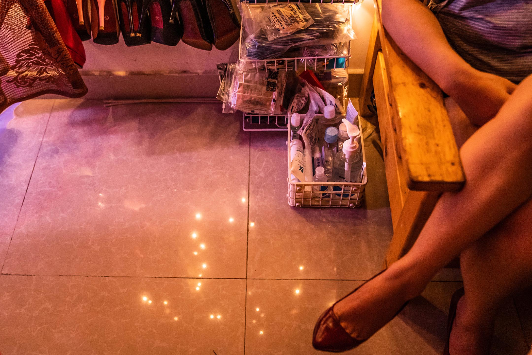疫情下,清毒用品摆放在BDSM工具旁。