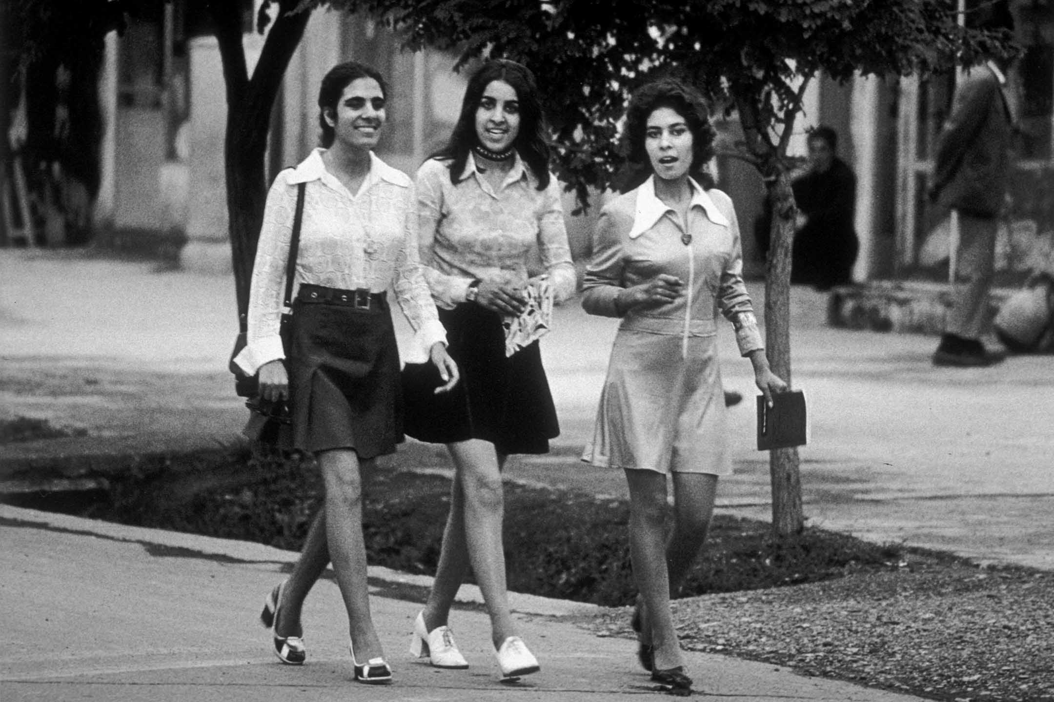 1972 年,年轻学生穿著迷你裙走在喀布尔市的街道上。