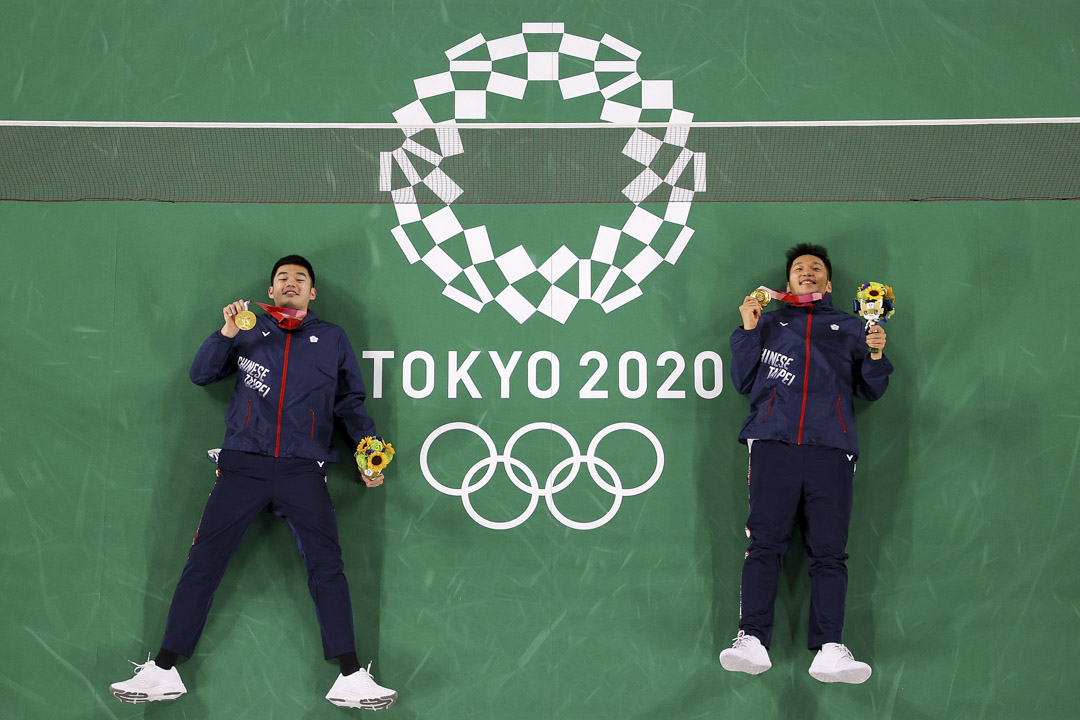 2021年7月31日,羽毛球男双金牌得主台湾选手王齐麟、李洋在球场合影留念。