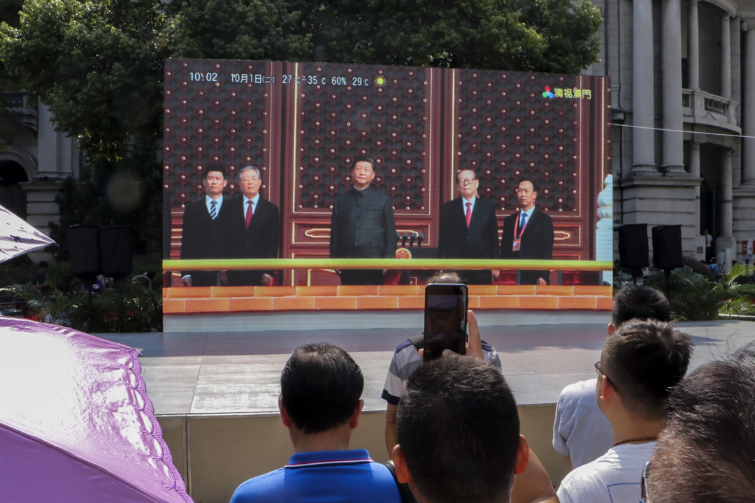 2019年10月1日,澳門議事亭前地直播國慶六十週年的慶典,引來途人圍觀。