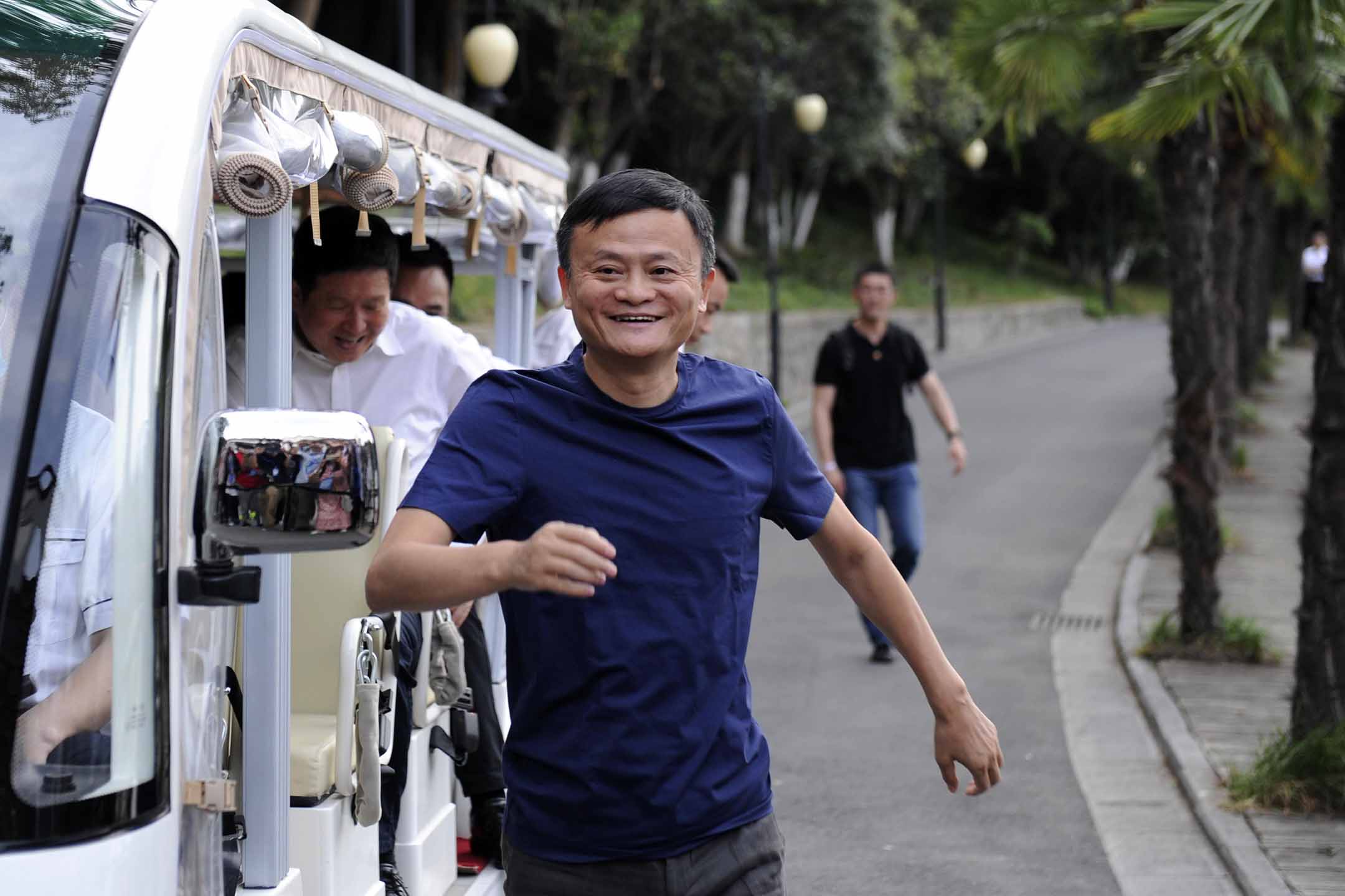 2020年6月6日中国合肥,阿里巴巴集团创始人马云日在一家火锅店与前线工作的医务人员共进晚餐。