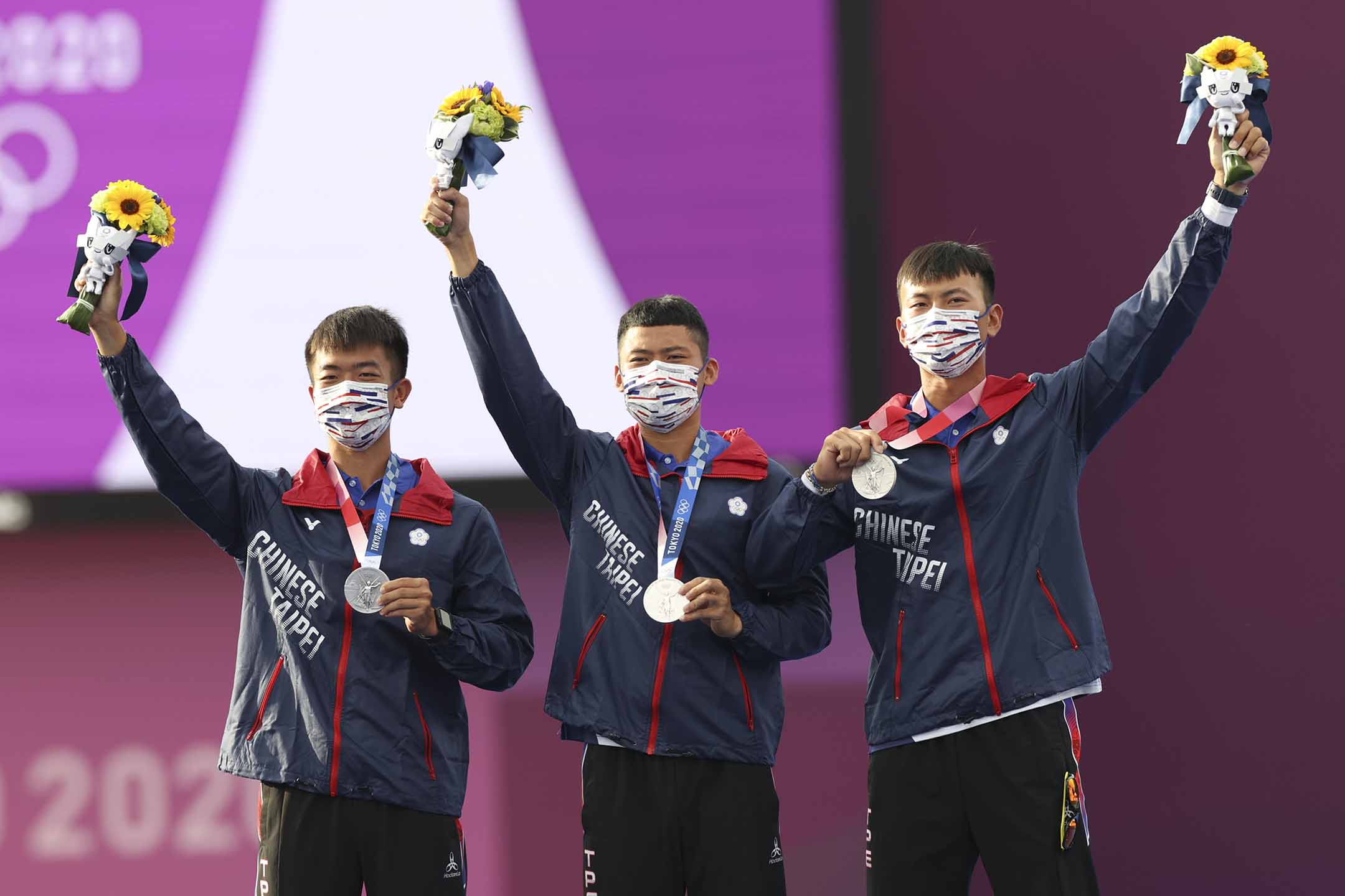 2021年7月26日日本東京,台灣隊的魏均珩、鄧宇成、湯智鈞在男子團體比賽中獲得銀牌。