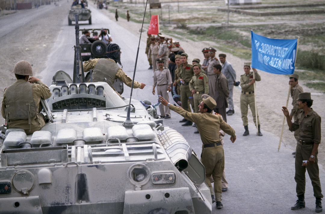 1988年5月15日,阿富汗喀布爾,在最後的蘇聯軍隊撤軍儀式上,蘇聯陸軍士兵接受阿富汗士兵的花圈。