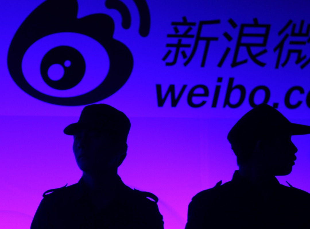 中國首都北京，中國國家互聯網信息辦公室舉辦的「世界互聯網大會」，兩名保安在參展商新浪微博的廣告版前站崗。