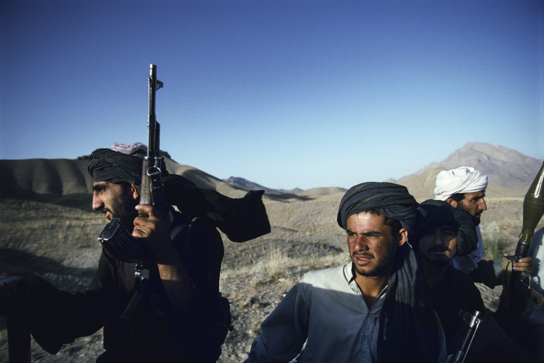1996年,身份不明的武裝塔利班士兵在阿富汗喀布爾郊外乘坐一輛皮卡車。