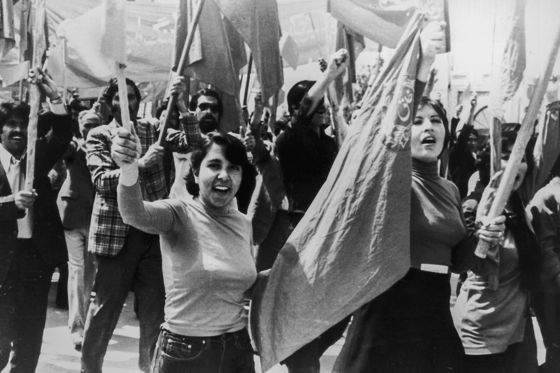 1979年7月,女工和男工在喀布尔游行。