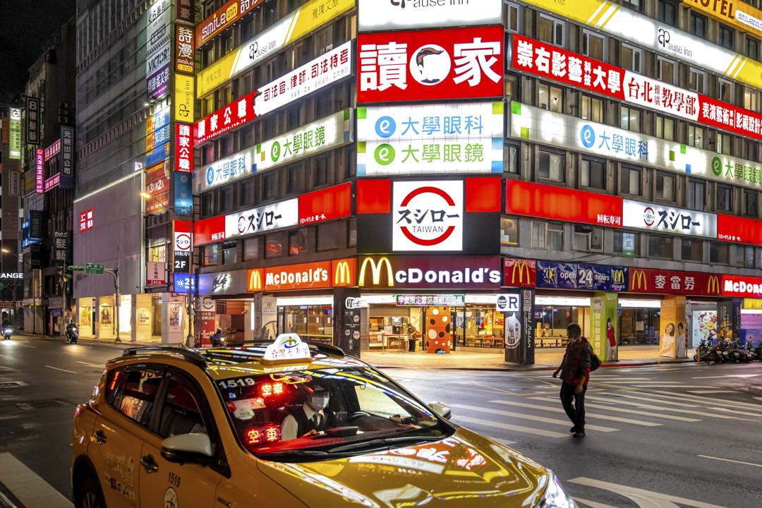 2021年6月1日,台北一位戴著口罩的行人走在街道上。