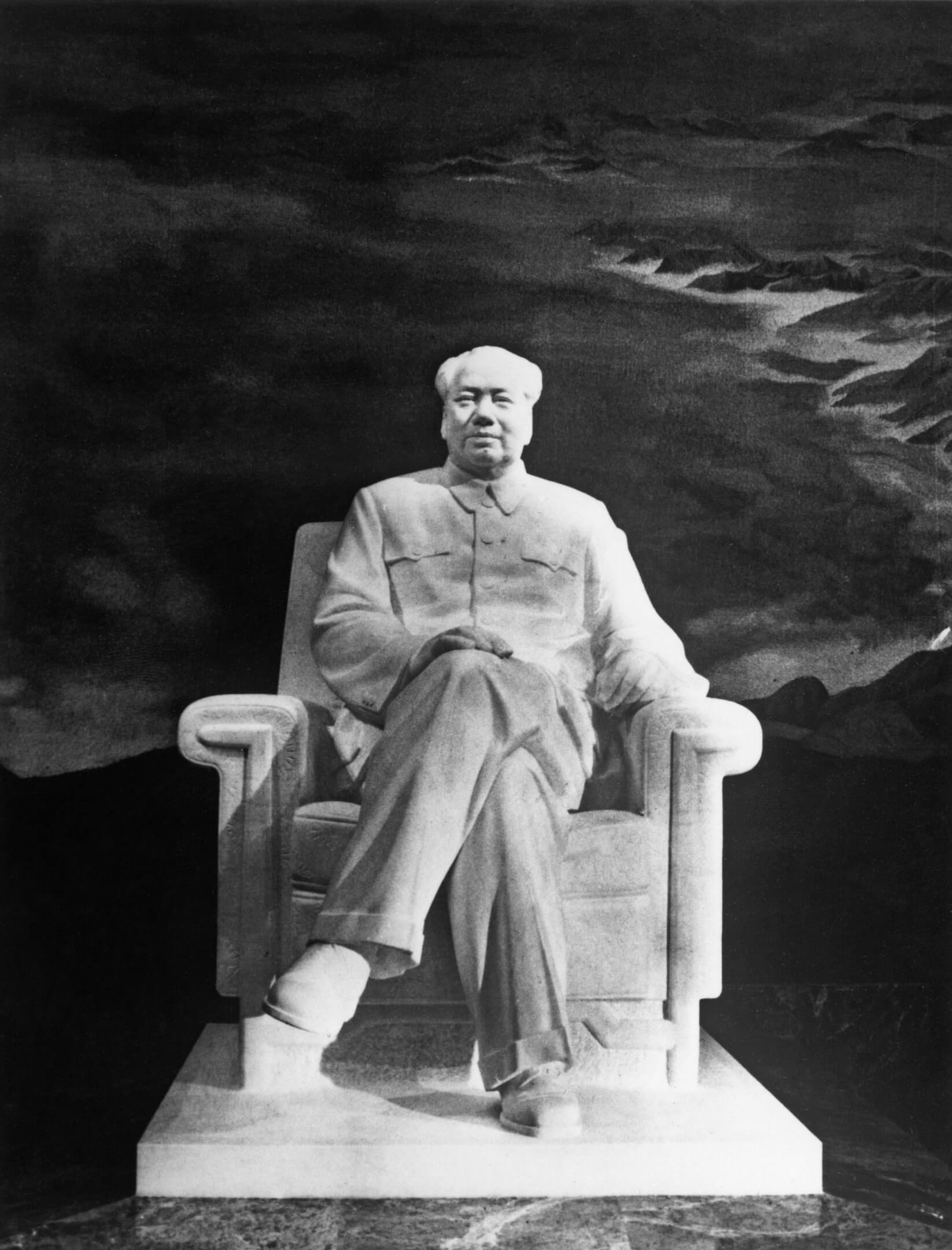 1977年9月12日,中国首都北京,天安门毛泽东纪念堂竖立的毛泽东像。