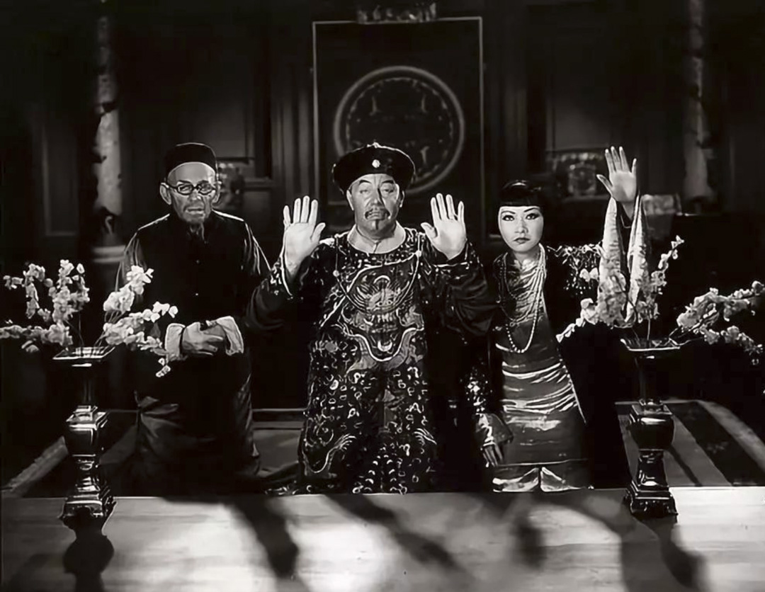 《龍女》中的傅滿洲（中）和黃柳霜扮演的女兒（右）。
